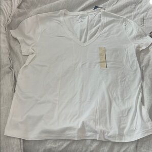 Universal Thread White V-Neck Short Sleeve Tee - Clean Basic